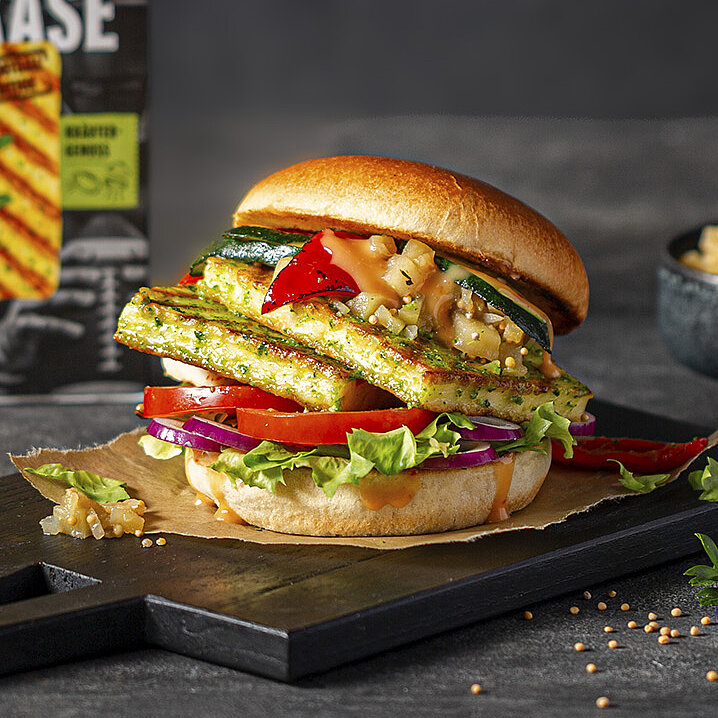 Grill- und Pfannenkäse Burger mit Smoked-Apple-Chutney und Sriracha-Mayo