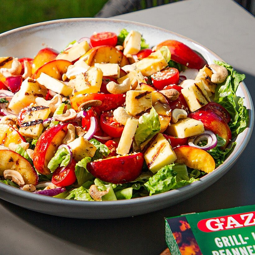 Sommersalat mit Grillkäse und Pfirsich