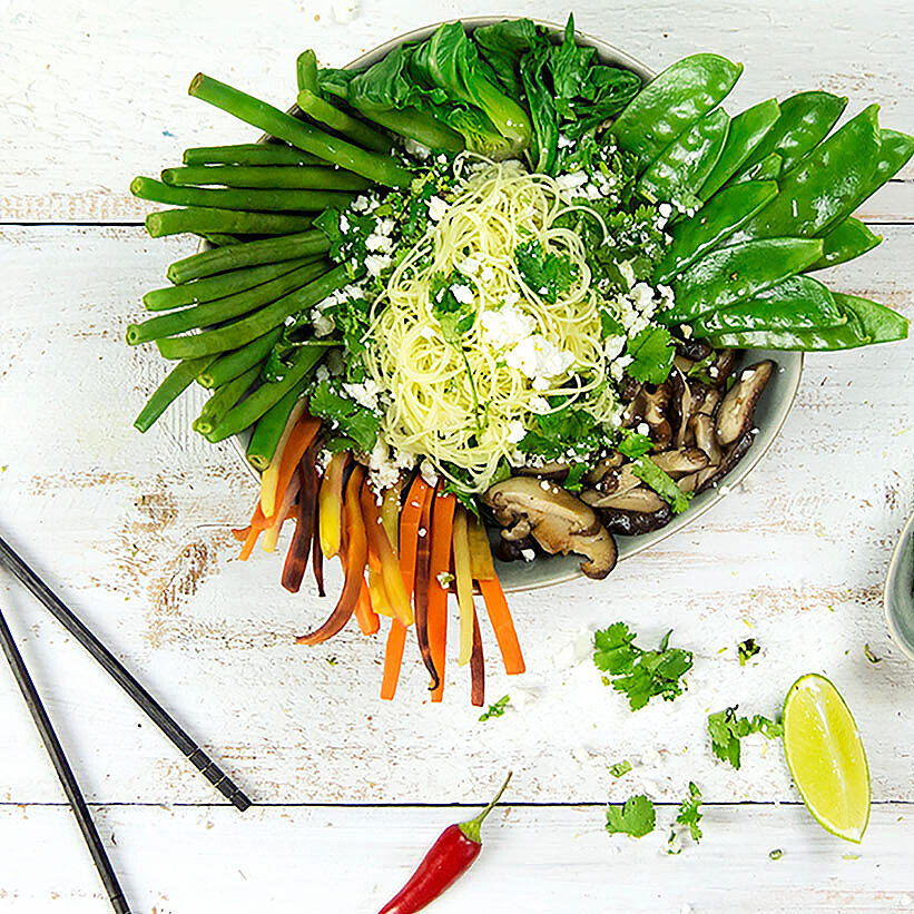 Asiatische Winter-Bowl mit Koriander-Feta-Topping